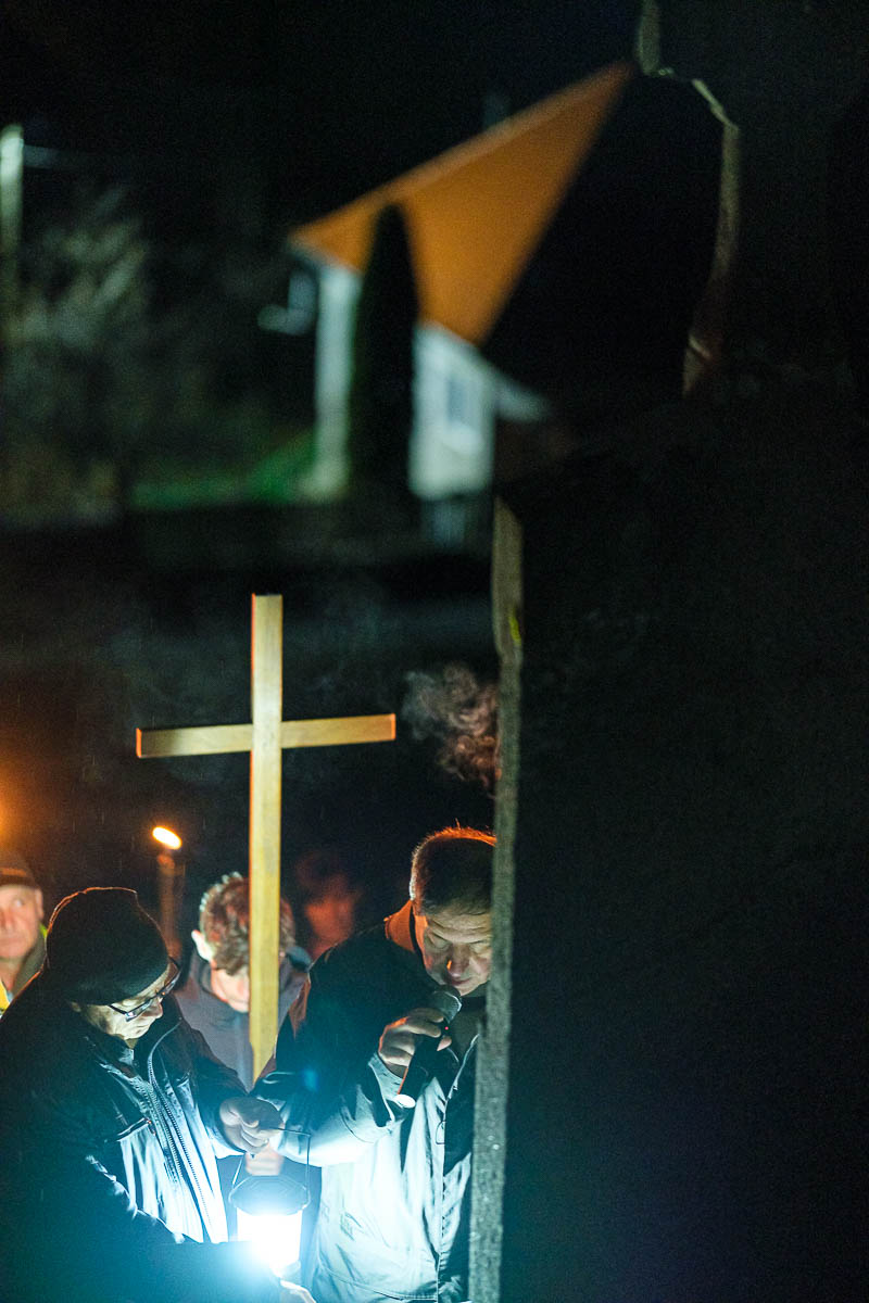 Százak jártak hajnali keresztutat Csíksomlyón