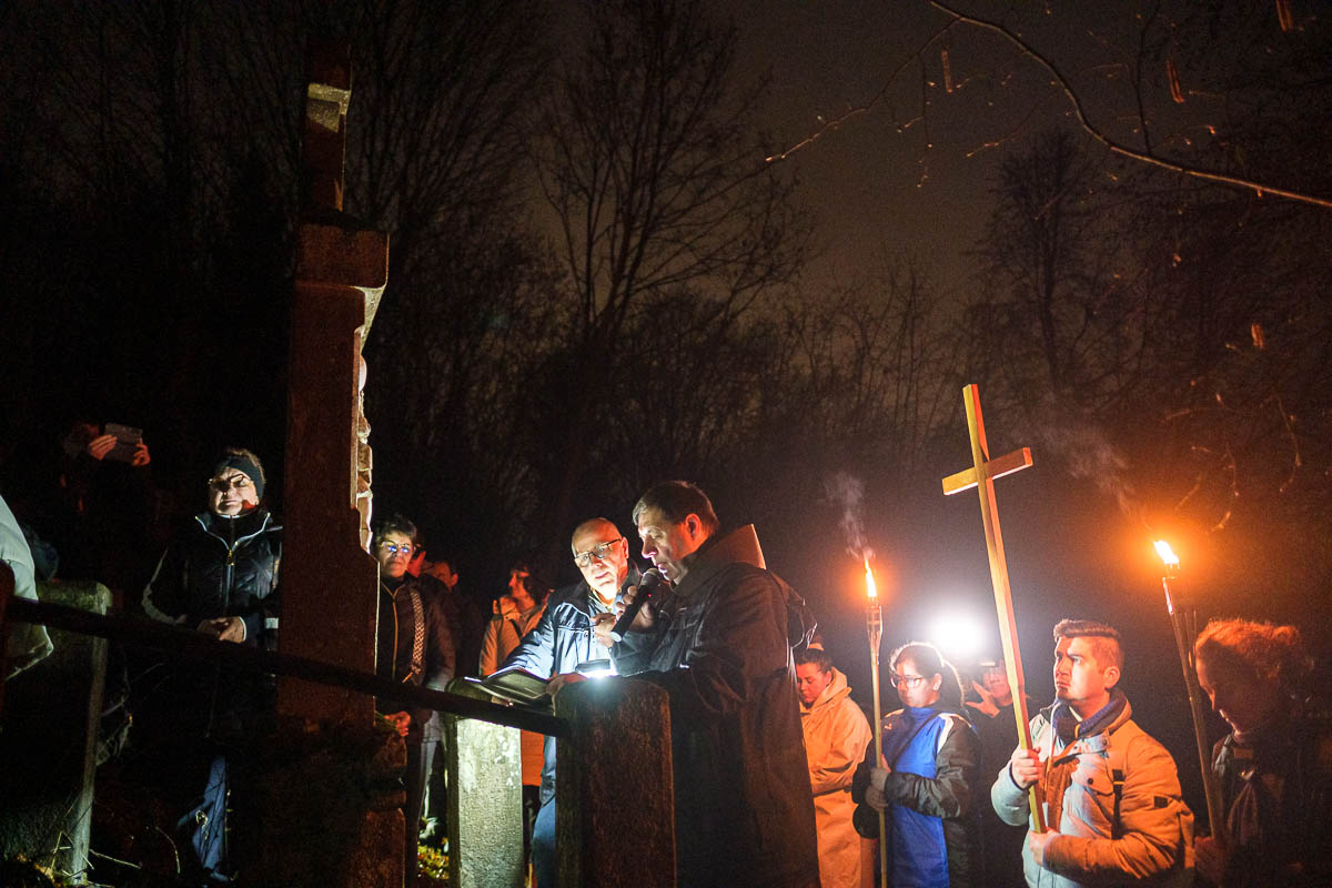 Százak jártak hajnali keresztutat Csíksomlyón