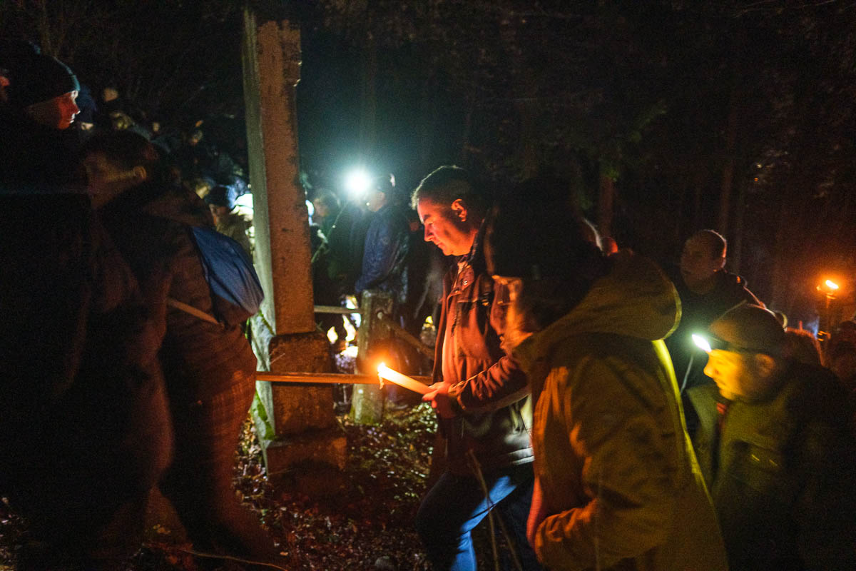 Százak jártak hajnali keresztutat Csíksomlyón