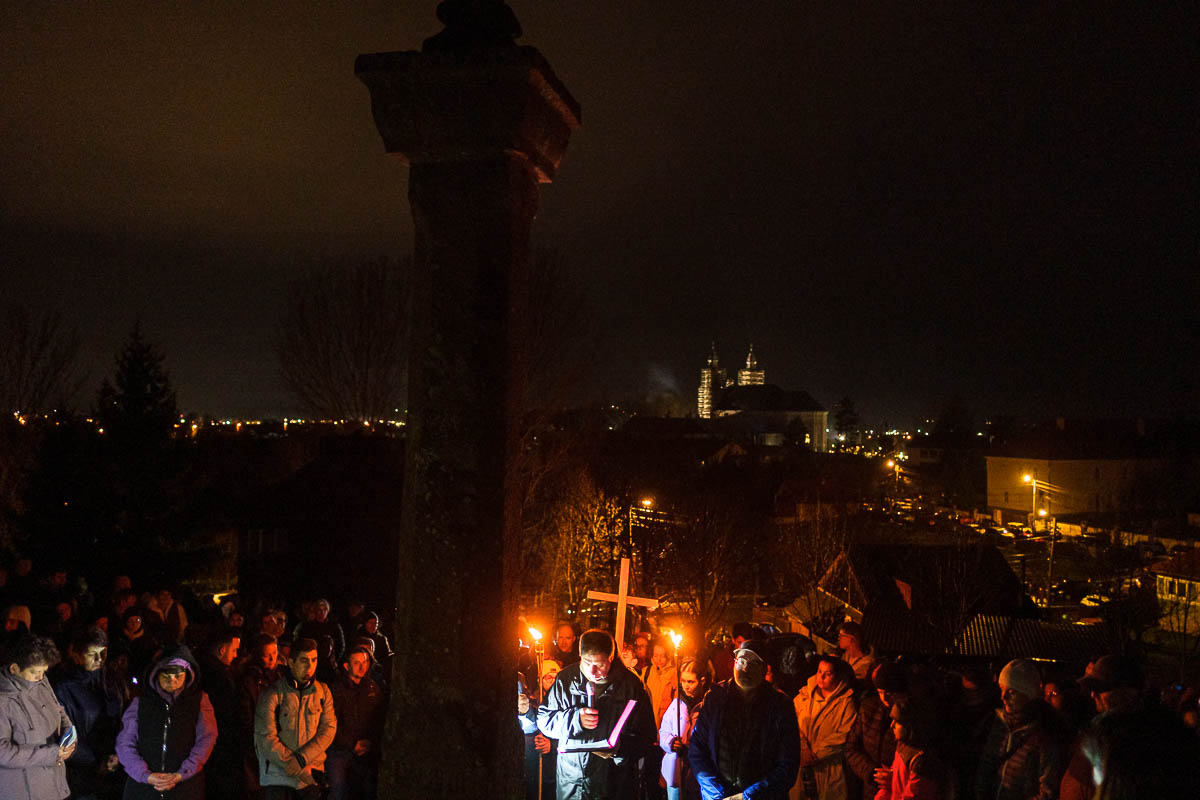 Százak jártak hajnali keresztutat Csíksomlyón