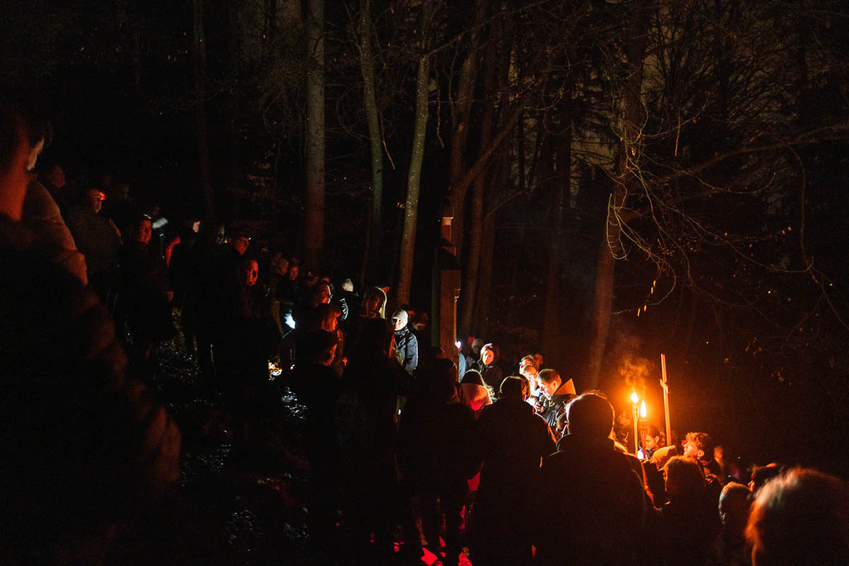 Százak jártak hajnali keresztutat Csíksomlyón
