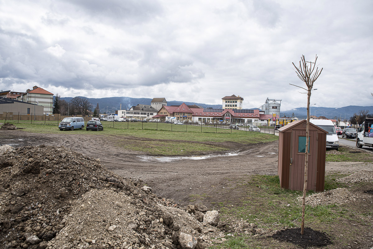 Parkosítják a Nagyrét utca melletti területet