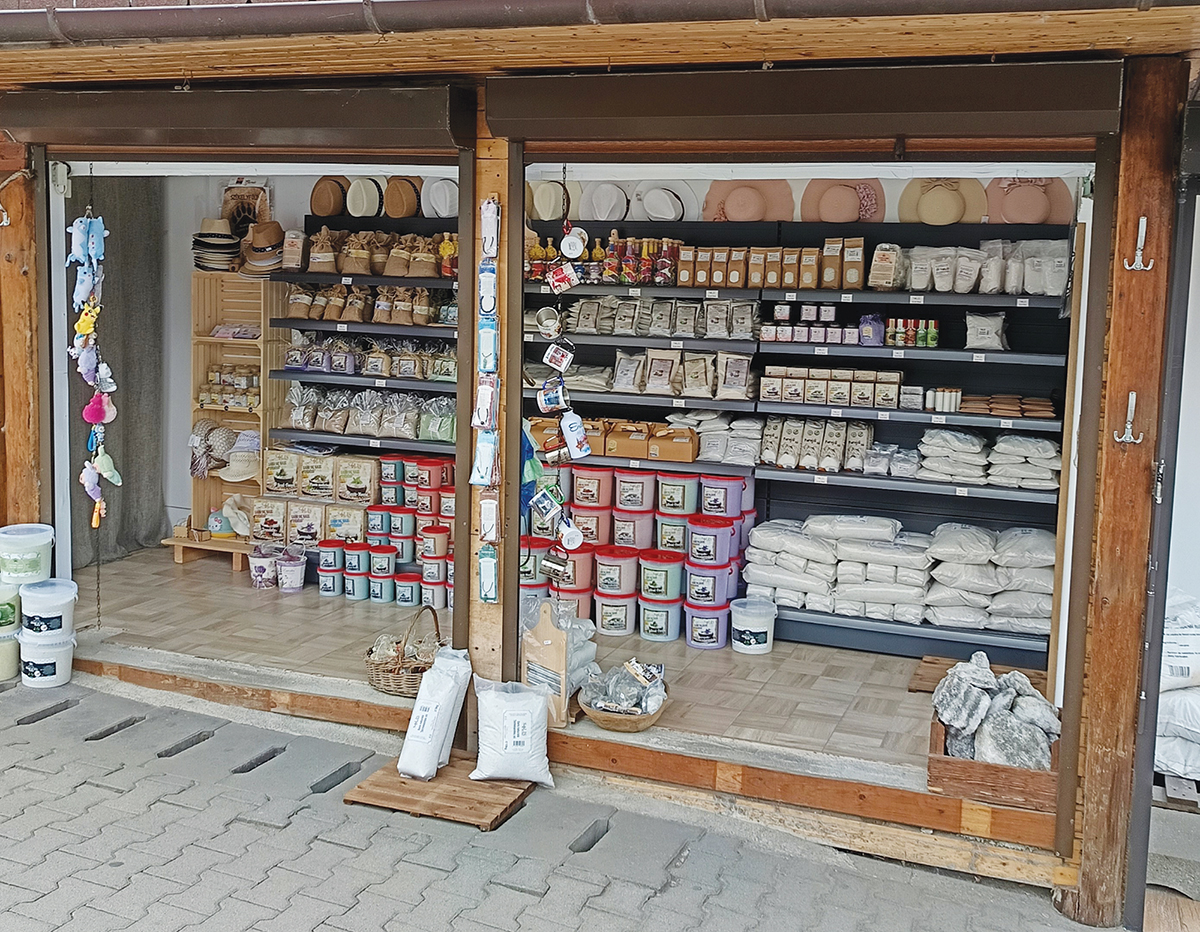 Vánszorog a turizmus, menetel a munkanélküliség