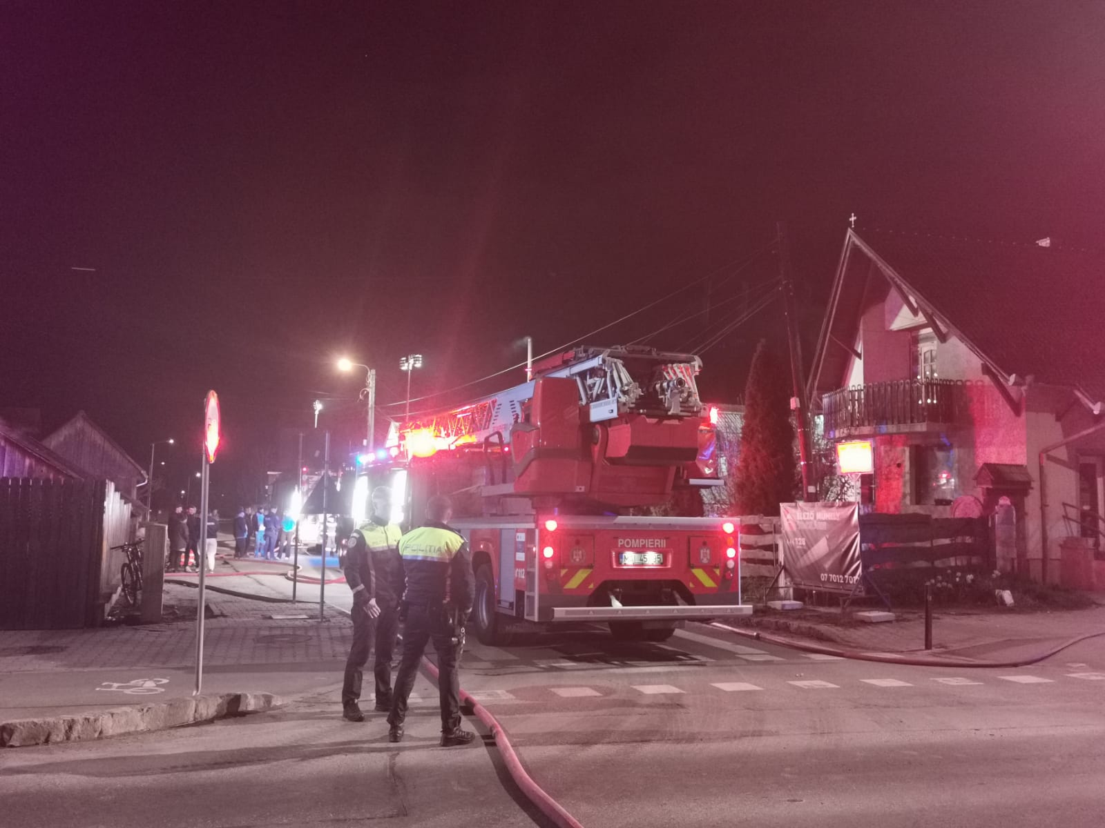 Kigyulladt egy épület teteje Taplocán, mindkét irányban lezárták a forgalmat