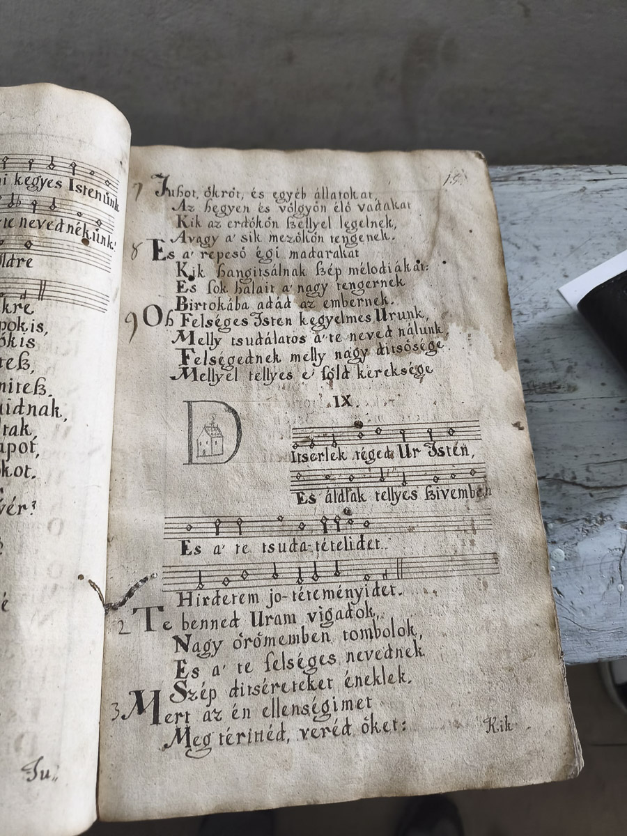 Több száz éves iratokra bukkantak a recsenyédi templomban