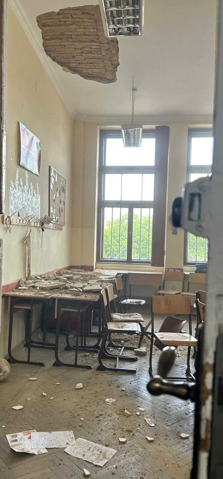 Leszakadt egy mennyezetrész egy osztályteremben Leszakadt egy mennyezetrész egy osztályteremben