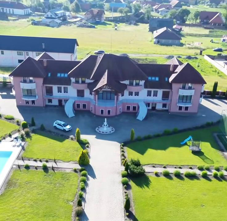 Eladóvá vált csíkdelnei luxusbirodalom