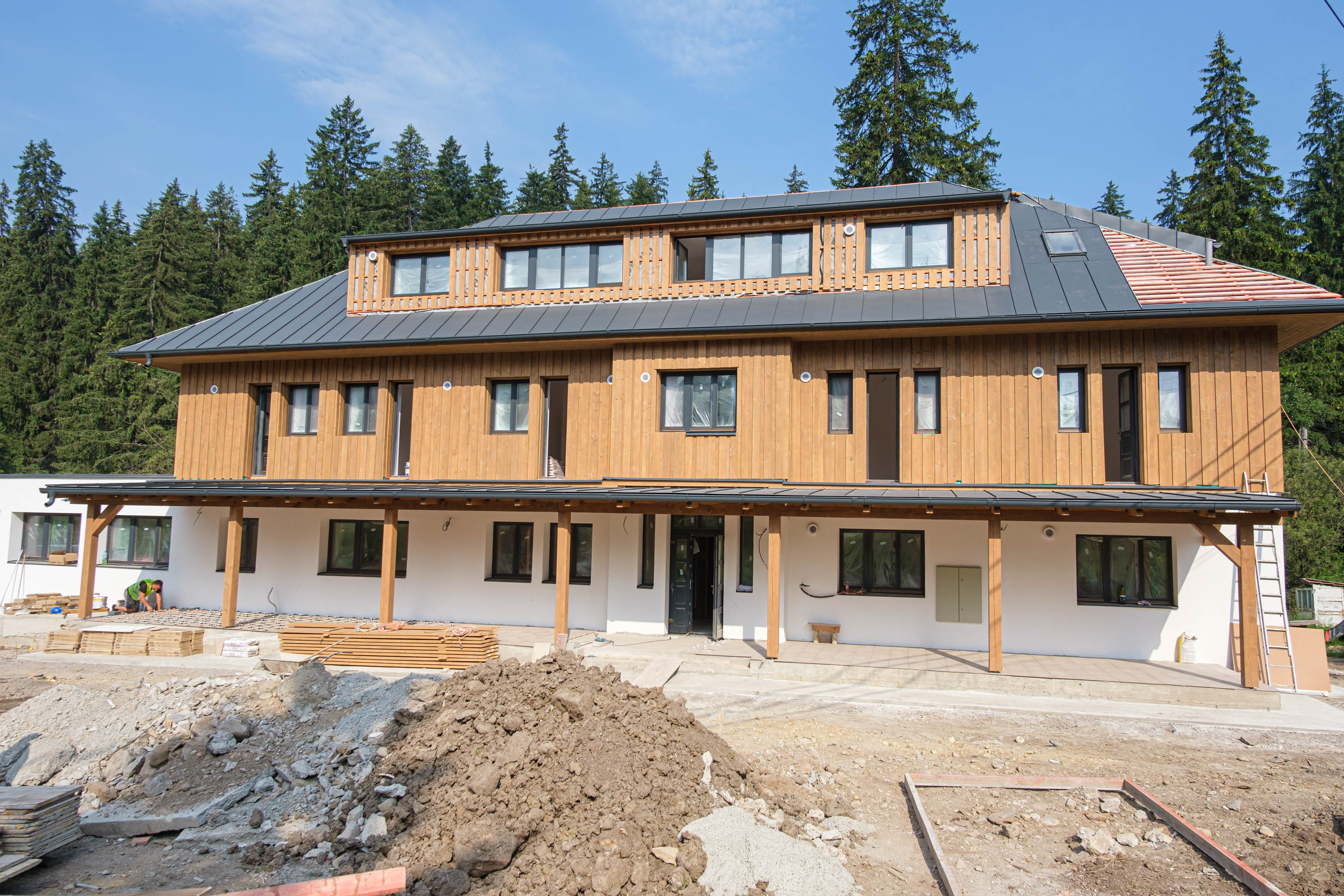 Befejezéséhez közeledik a homoródfürdői 6-os villa korszerűsítése