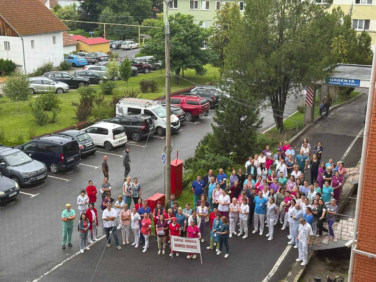 Figyelmeztető sztrájkba léptek az egészségügyi dolgozók Figyelmeztető sztrájkba léptek az egészségügyi dolgozók