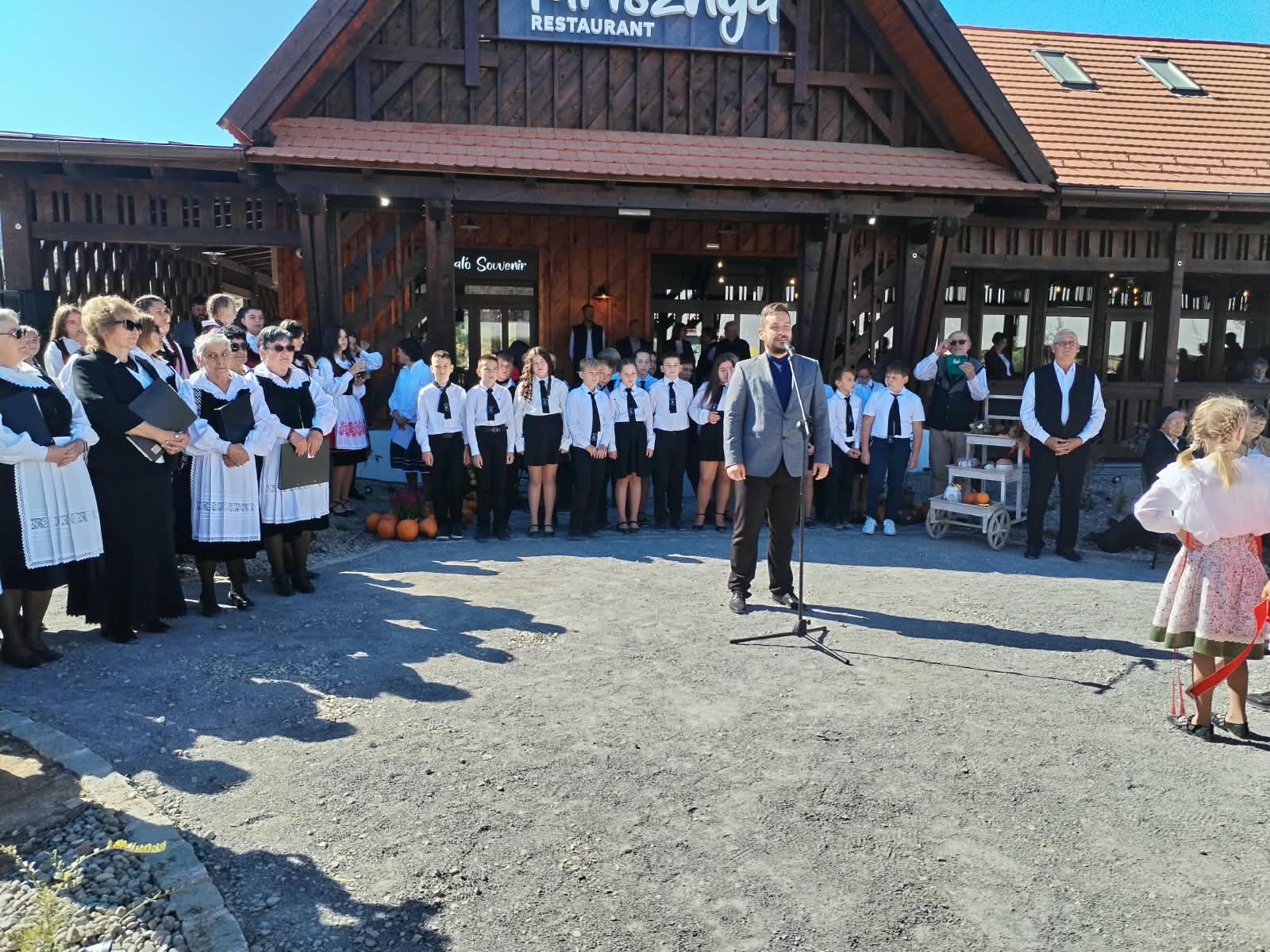 Megnyílt az erdélyi írók és költők parkja Nagygalambfalván Megnyílt az erdélyi írók és költők parkja Nagygalambfalván