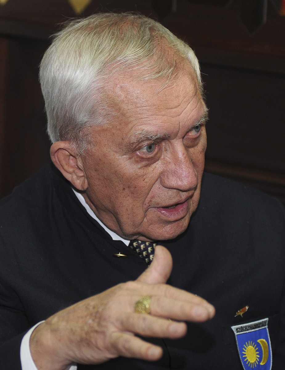 A Corvin köz harcosa, székely címerrel a mellén