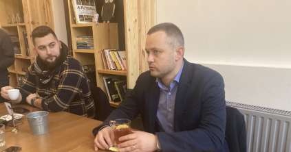 Két farkas között egy bárány?