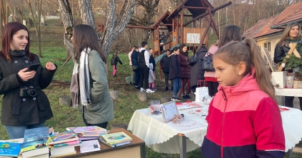 Sokadalom a diófák árnyékában