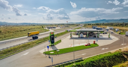 Tizennégy töltőállomás építését fejezték be