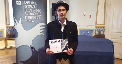 Tréfás történetekkel szórakoztat