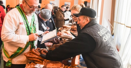 Író, költő és „sza­lon­nológus” a csíkszeredai SzalonnaFeszt zsűrijének egyik tagja