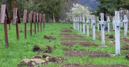 Le kell bontani a betonkereszteket az úzvölgyi katonatemetőben