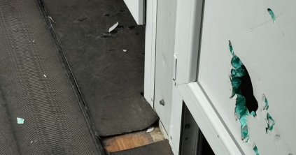 Több ezer lejes kárt tettek a műjégpálya mosdóiban