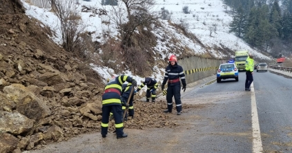Földcsuszamlás következtében kőrakás omlott az útra Maroshévíz bejáratánál