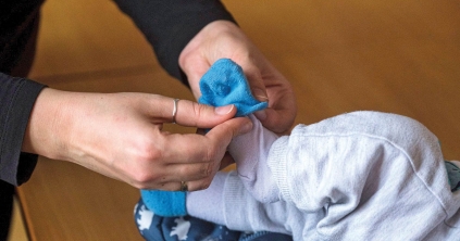 Munkaügyi minisztérium: 2000 lej értékű utalványt kapnak a hátrányos helyzetű kismamák