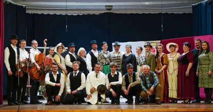 Nemes célért lépnek színpadra