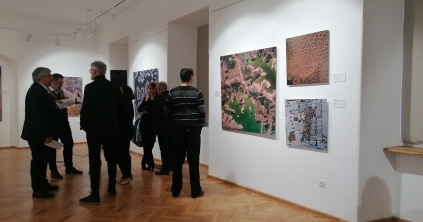 Művészi felkiáltójel az apadó vízkészletekről