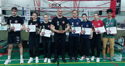 Baróton léptek szorítóba