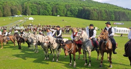 Megáldották a csíksomlyói nyeregbe érkező több mint háromszáz lovast