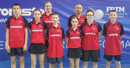 Udvarhelyi edző és játékos a keretben