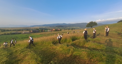 Kaszát és gereblyét a kézbe!