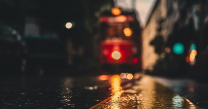 Meghalt Aradon egy gyermekét féltő nő, aki a villamosvezető figyelmetlensége miatt a sínekre esett