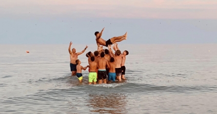 A tengerparti homokban küzdöttek