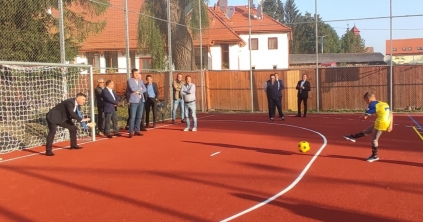 Birtokba vették az új sportpályát a csíkszentmártoni Tivai Nagy Imre Szakközépiskola tanulói
