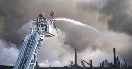 Hatalmas lángok és füstfelhő – képeken a csíkszeredai tűzeset