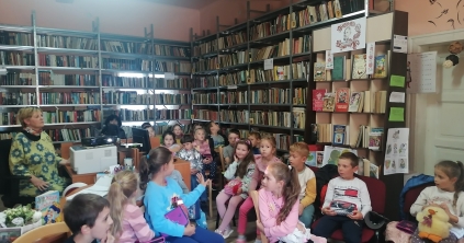 Mesés csődület mesefával és mézespogácsával