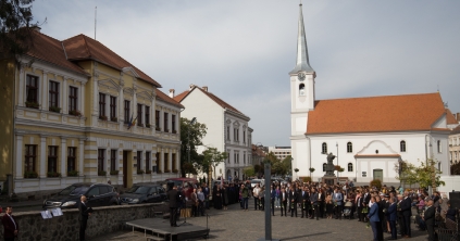 Kortárs szobrászati installáció előtt rótták le kegyeletüket