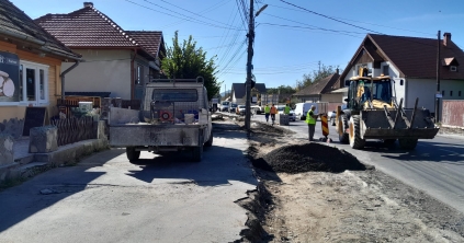 Másfél méteres biciklisáv, három és fél méteres közlekedési sáv. Elég kell legyen