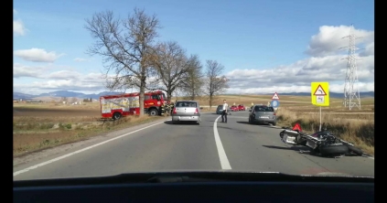 Gépkocsi és motorkerékpár ütközött Csíkmadaras határában