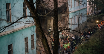 Sürgősen be kéne tömni a bentlakás melletti árkot, de egyelőre nem közelíthető meg az épület