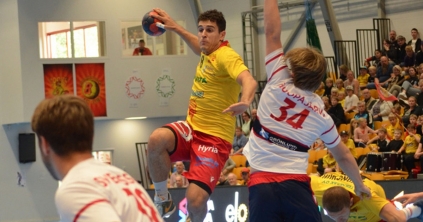 Fekete a szőkék között