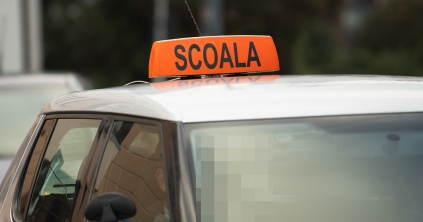 Gyorshajtás Felsőboldogfalván, 17 évesen, sofőrsulis autóval