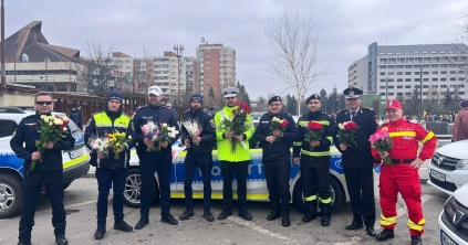 Virággal köszöntötték a rendőrök a nőket Csíkszeredában és Gyergyószentmiklóson