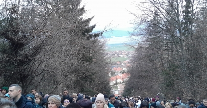 Keresztúti ájtatosságot tartottak pénteken hajnalban a csíksomlyói Jézus-hágón