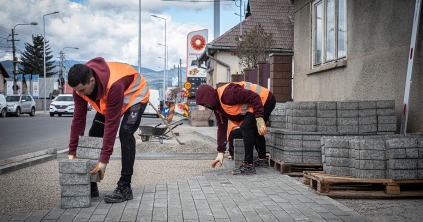 Buszsáv és beton elválasztó nélkül