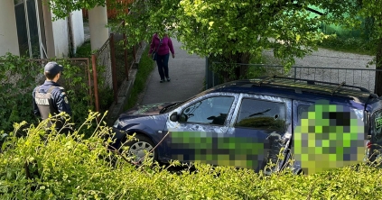 Mit keres egy összetört cégautó a székelyudvarhelyi vasúti aluljáró alatt? És hogy került oda?