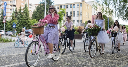 Szoknyás, kerékpáros július