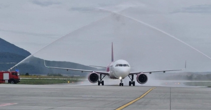 Leszállt az első Budapest–Brassó járat a brassói nemzetközi repülőtéren