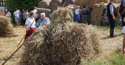 Hagyományőrzés: kézi aratás és cséplés