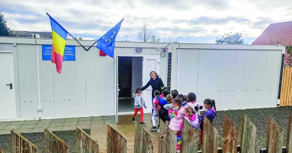 Megérkeztek a gyermekek a konténeriskolába