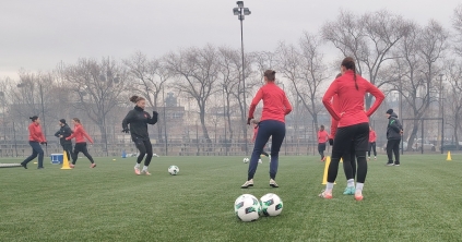 Fiúk ellen fociznak a lányok